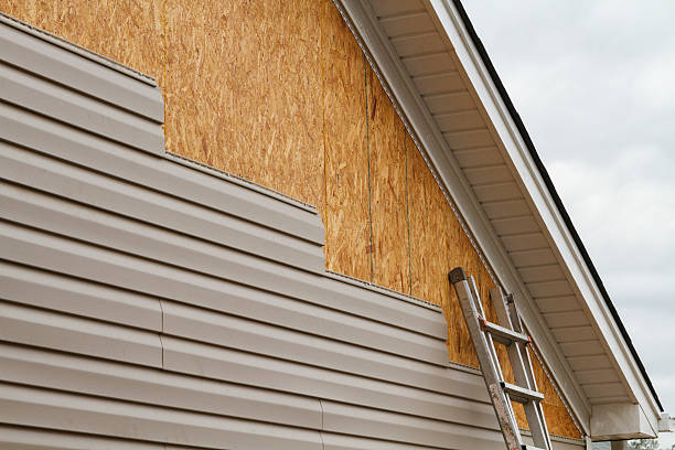 Professional Siding technician working in Brentwood, PA